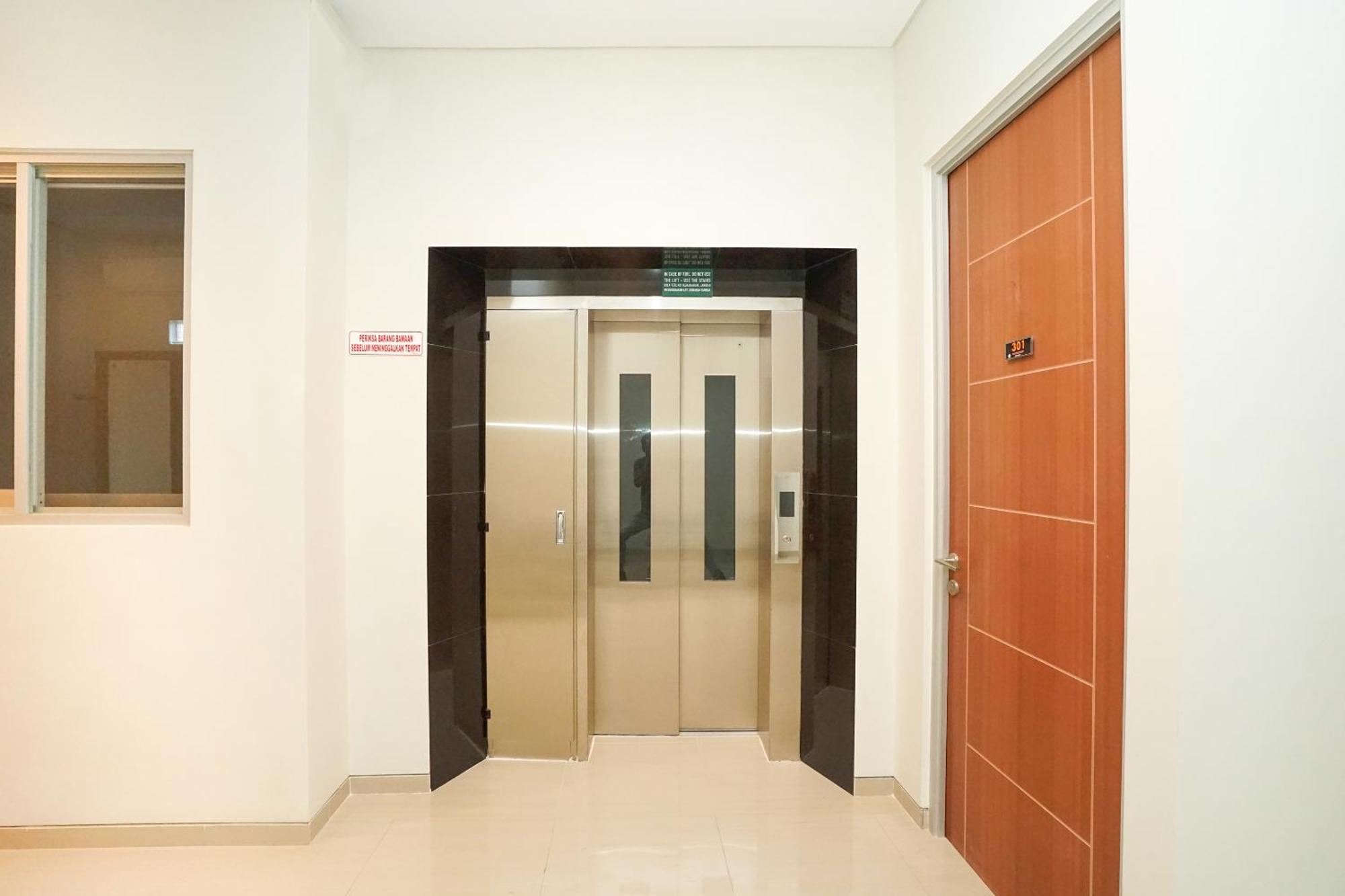 Hotel Super Oyo Capital O 614 Graha 8 Syariah Surabaya Exterior foto