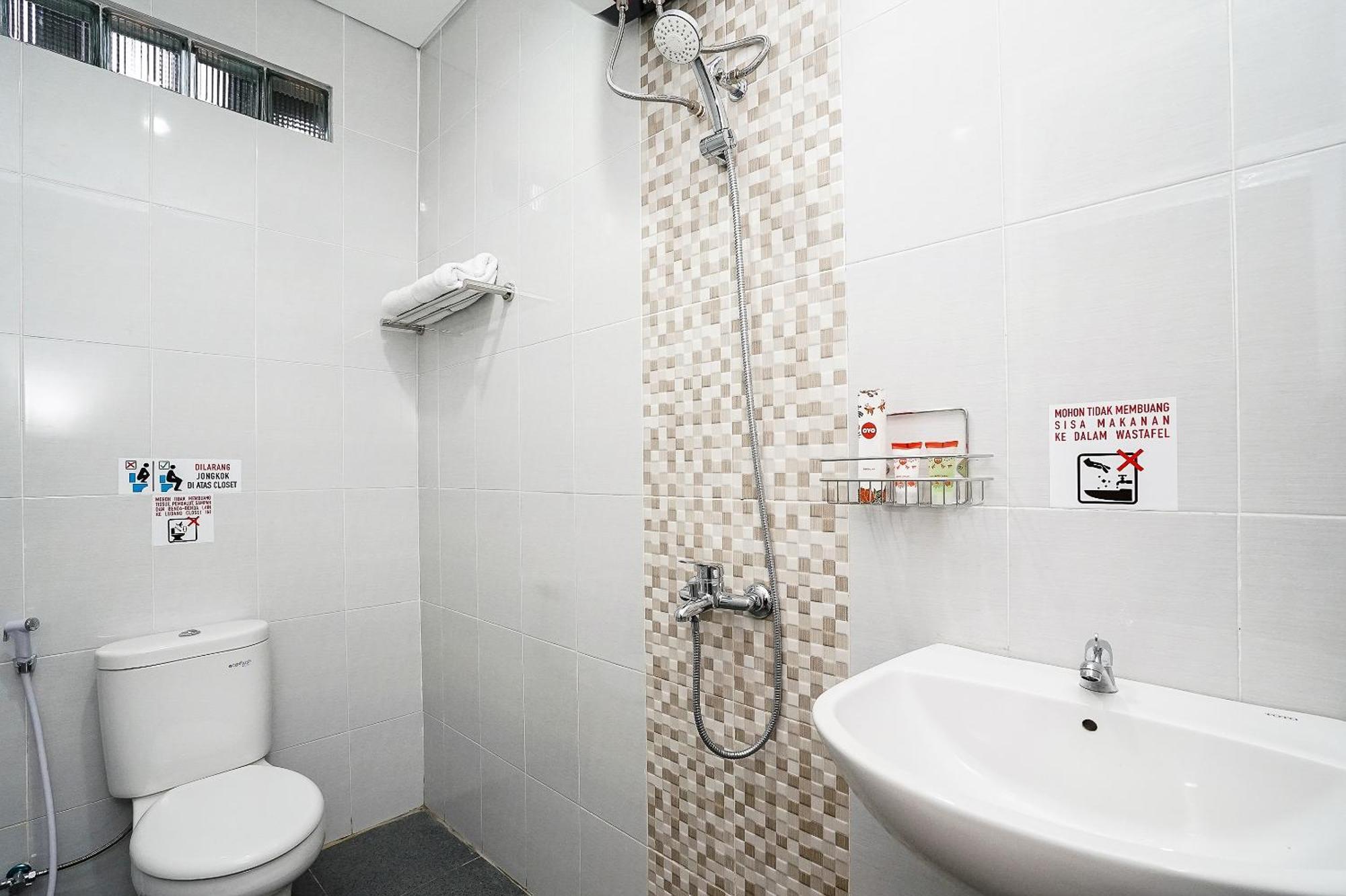 Hotel Super Oyo Capital O 614 Graha 8 Syariah Surabaya Exterior foto